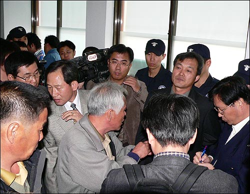 고층아파트 건축을 반대하는 충남 연기군 조치원읍 신안1리 주민들이 7일 오전 연기군청을 방문, 이기봉 연기군수와의 면담을 요청하고 있다. 